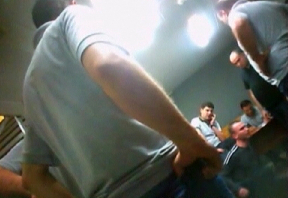 Escándalo por un video de torturas a presos en una cárcel de Georgia. Foto: EITB