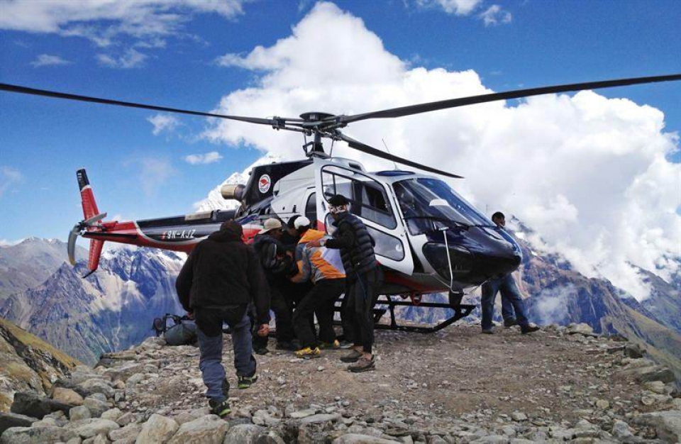 Varios turistan han tenido que ser rescatados en helicóptero tras el alud. Foto: EFE