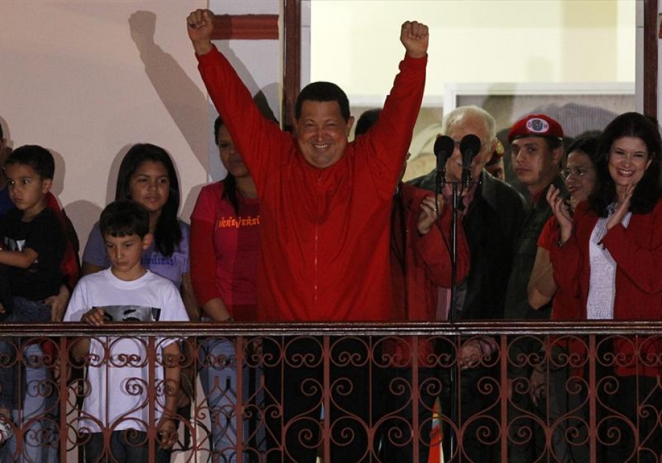 Hugo Chávez celebra su victoria desde el balcón del Palacio Miraflores. EFE
