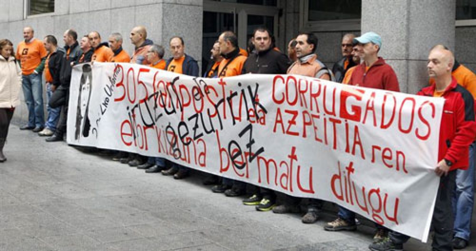 Corrugados Azpeitia | Trabajadores de Corrugados se concentran ante los juzgados de Bilbao