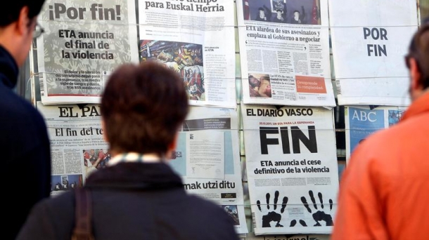 Des journaux annonçant la fin de la lutte armée de l'ETA, octobre 2011. Photo: EFE