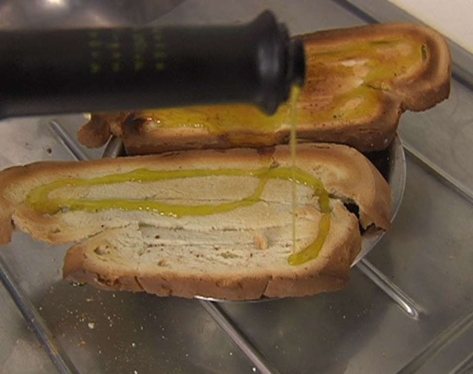 11 de 40 marcas de aceite de oliva analizadas por la OCU engañan al consumidor. Foto: EITB