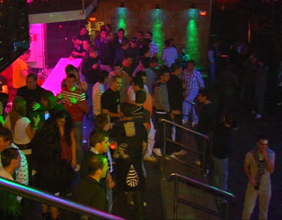 Varias personas se divierten en una discoteca. Foto de archivo: EiTB