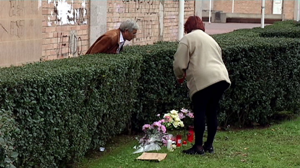 Dos personas depositan flores en el lugar en el que falleció Amaia Egaña. EITB