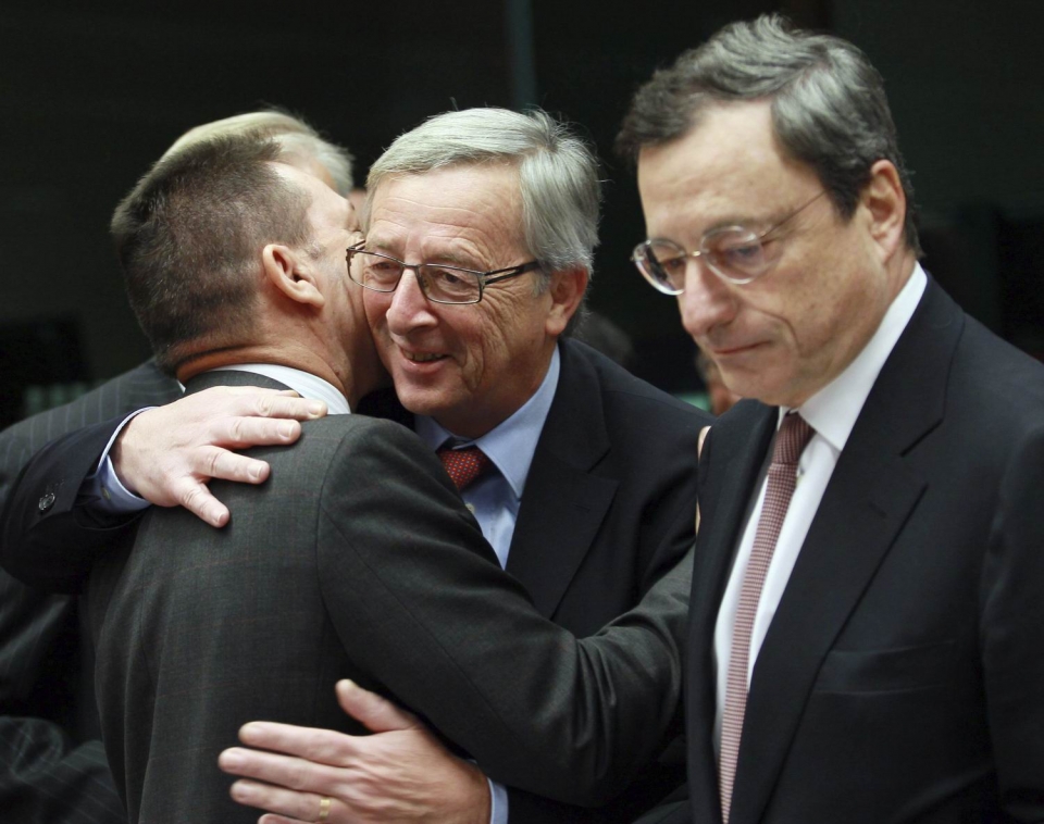 El ministro griego de Finanzas, Giannis Stournaras, con Jean-Claude Juncker y Mario Draghi
