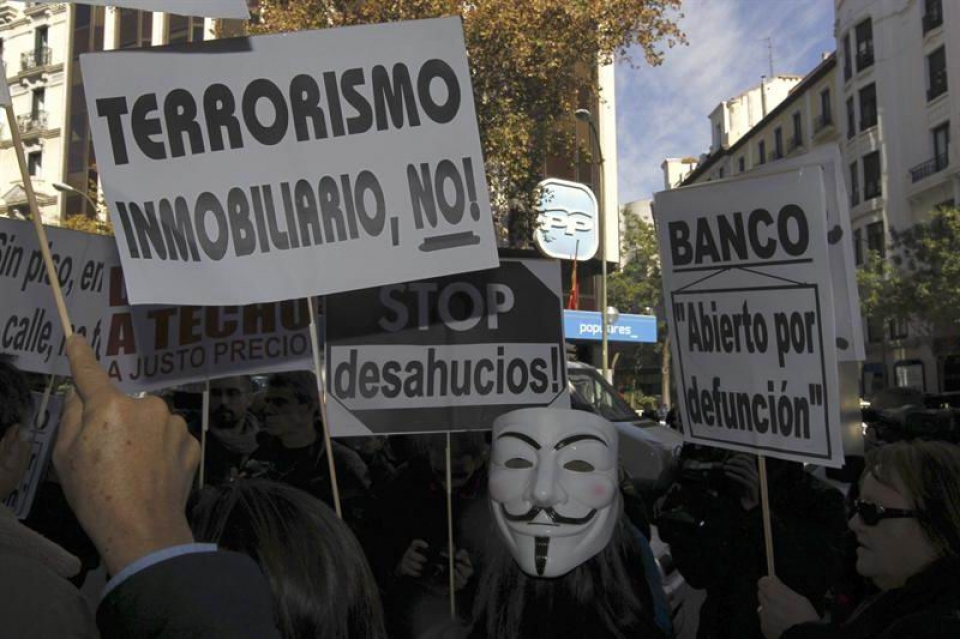 Protesta de Stop Desahucios ante la sede del PP en Madrid. EFE