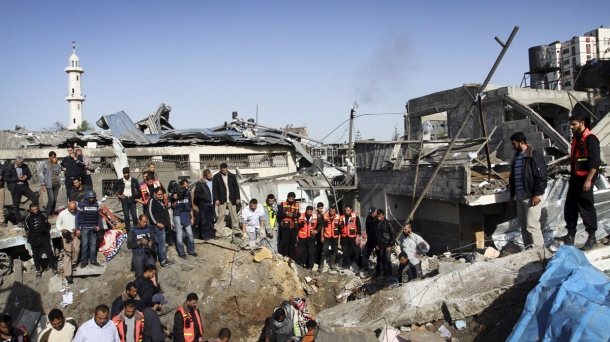 Ten civilians and two field commanders from the Islamic Jihad faction were killed and at least 30 other Palestinians were hurt in new air strikes, hospital officials said. Photo: EFE.
