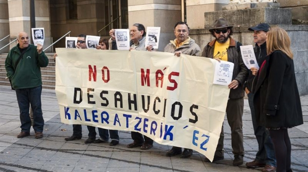 Consumer groups and homeowners affected by repossessions in Spain are demanding a moratorium to all evictions.