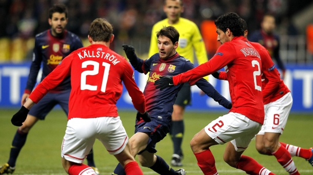 Leo Messi rodeado de rivales del Spartak de Moscú. EFE