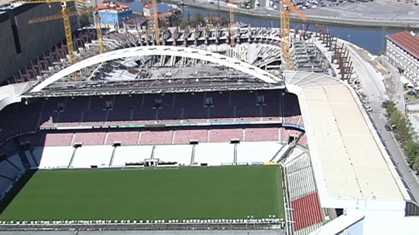 Le stade de San Mames sera détruit. Le nouveau stade se trouve à côté. Photo: EFE