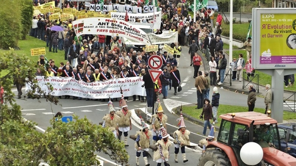 Manifestation contre la nouvelle LGV au Pays Basque à Bayonne. Photo: Bizi