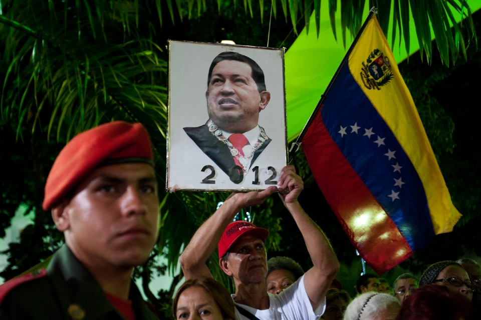 Un seguidor de Hugo Chávez durante las elecciones regionales de Venezuela.