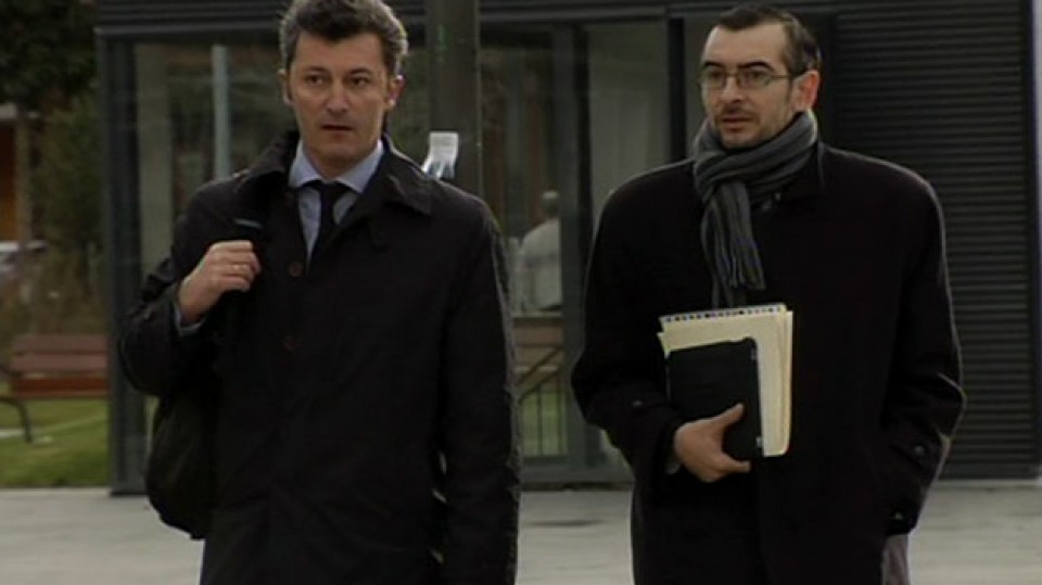 El exdiputado del PP Santiago Cervera, a la izquierda, junto a su abogado. EFE