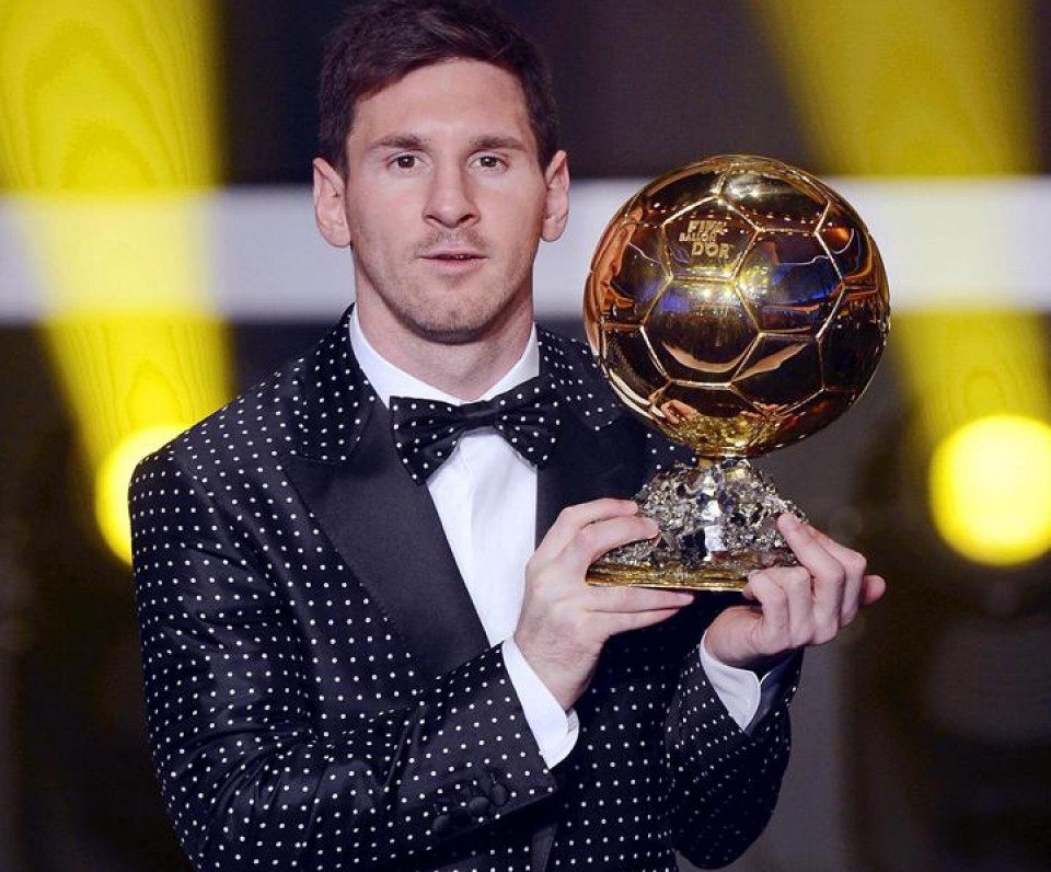 Leo Messi posa con el balón de oro. Efe.