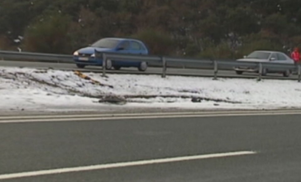 Vehículos circulando con hielo en la carretera. EITB