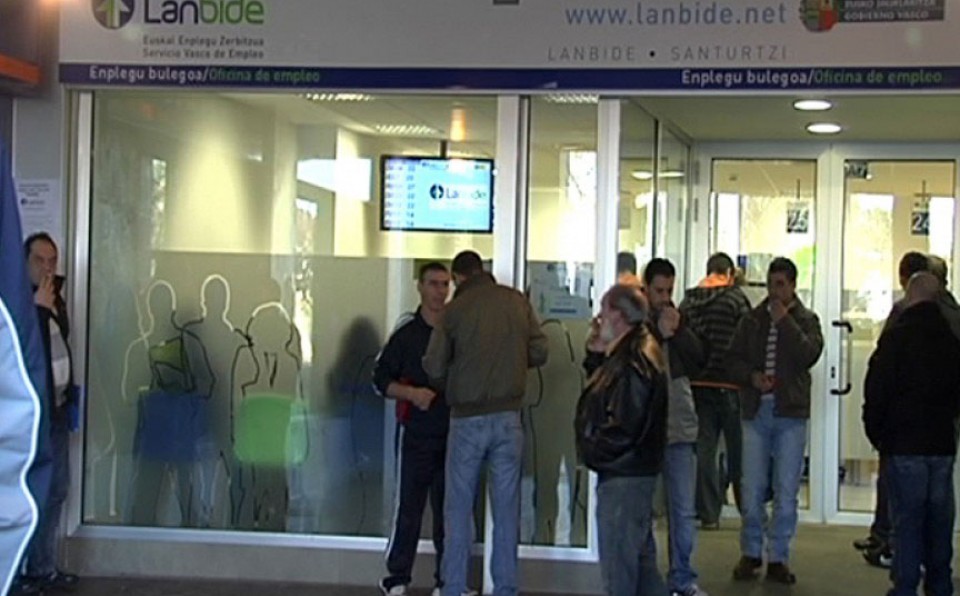 En Navarra la tasa de desempleo queda en 18,32% y en 15,46% en la CAV. Foto: EFE
