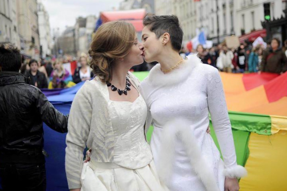 Bi emakume elkarrimusu ematen, homosexualen ezkontzen aldeko manifestazio batean. Efe.