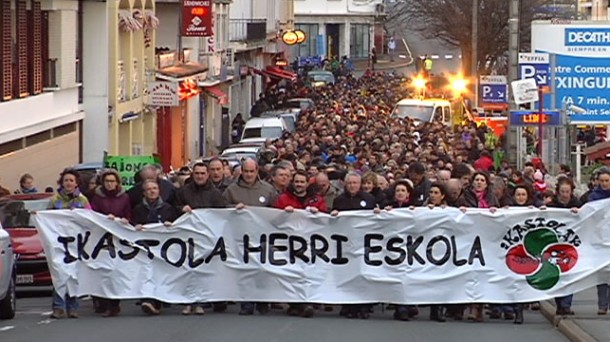 Manifestation à Hendaye en faveur des ikastola. Photo: EITB