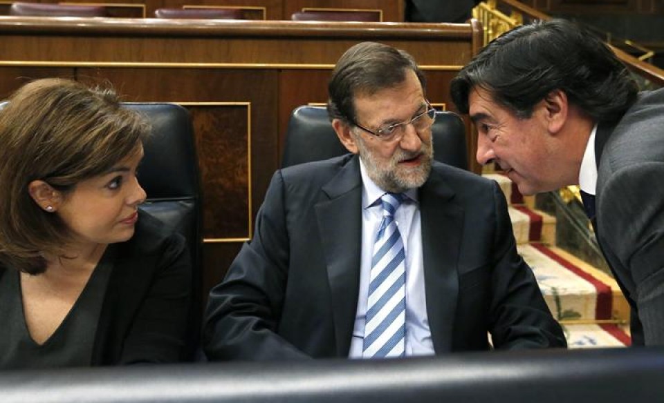 La vicepresidentea del Gobierno, Soraya Sáenz de Santamaría, y el presidente Mariano Rajoy. EFE