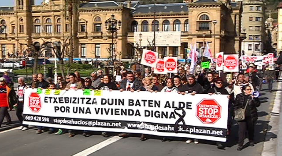 Una manifestación en Donostia-San Sebastián contra los desahucios. EITB