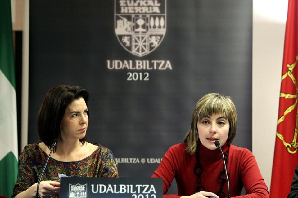 Las portavoces de Udalbiltza Iratxe Lopez de Aberazturi y Maite Iturre. EFE