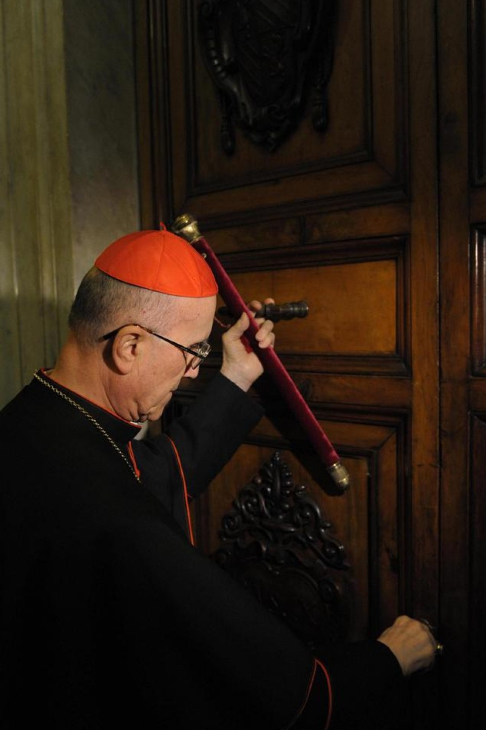 Tarcisio Bertone kardinal kamarlengoa, aita santuaren apartamentua ixten. EFE/Osservatore Romano