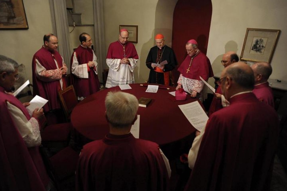 Tarcisio Bertone kamarlengoa, beste hainbat kardinalekin batera. EFE/Osservatore Romano