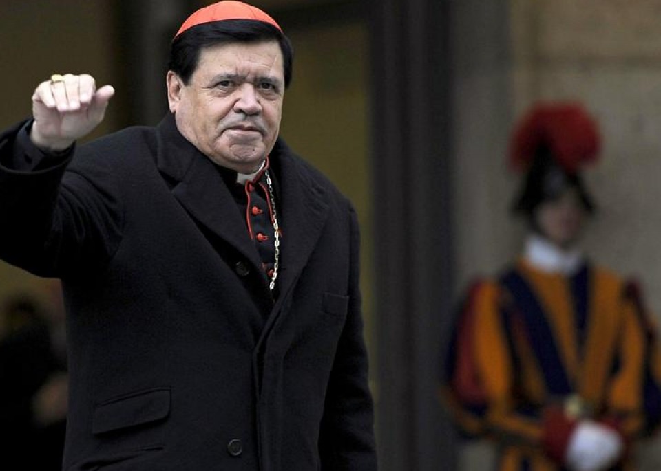 El cardenal mexicano Norberto Rivera Carrera saluda al llegar a la cuarta congregación.
