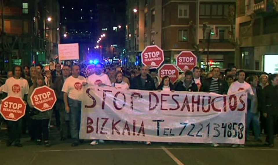 Una concentración contra los desahucios en Bizkaia. 