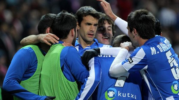 Los jugadores de la Real Sociedad celebran el gol de Xabi Prieto. Foto: EFE
