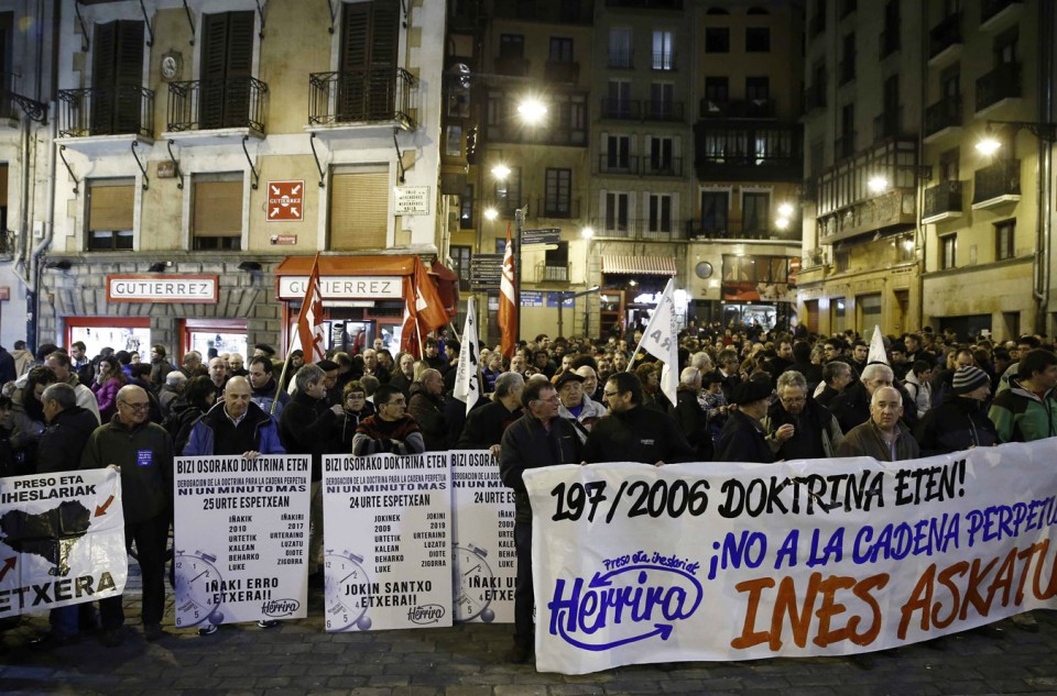 Varias personas sostienen pancartas durante la concentración de Herrira en Pamplona. EFE 