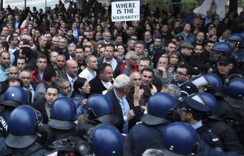 Empleados del Banco Laiki participan en una manifestación en frente al Parlamento de Chipre. EFE