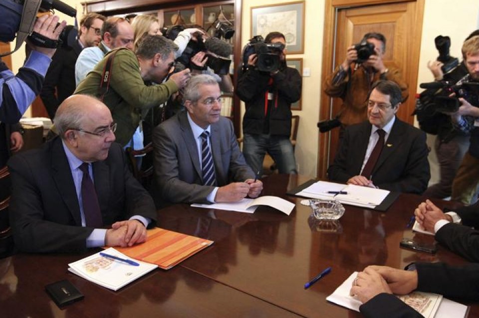 El presidente Anastasiadis, con el resto de líderes políticos. Foto: EFE