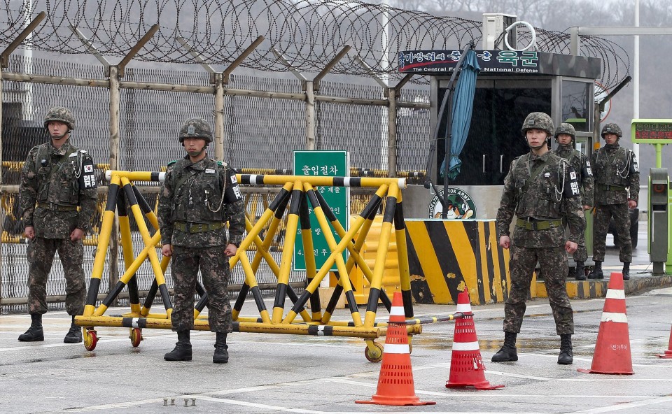 Soldados surcoreanos hacen guardia en el puesto de control de la zona desmilitarizada. EFE.