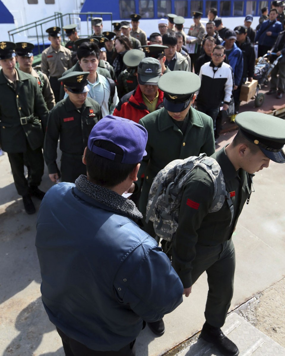 Soldados de Corea del Sur acuden a la base.