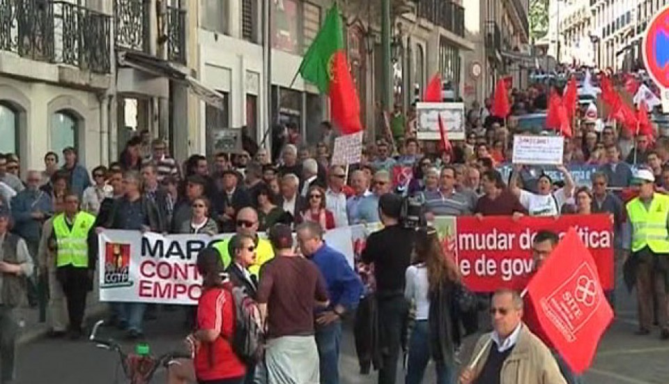 Cientos de manifestantes protestan por los recortes en Portugal. EiTB