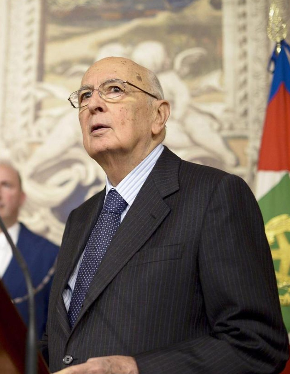 Dimite Giorgio Napolitano, presidente de la República de Italia
