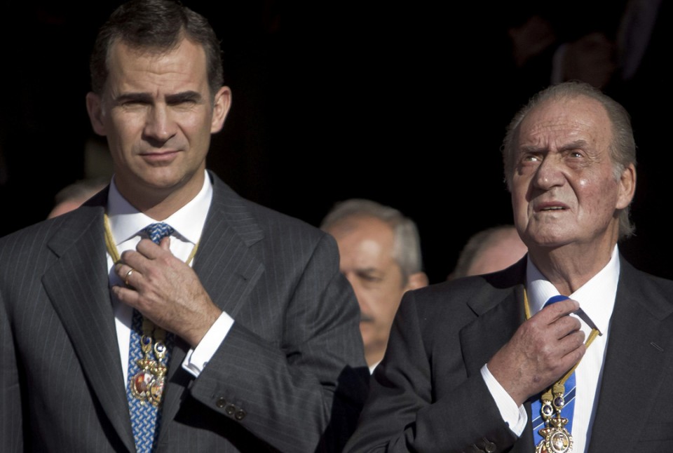 El rey de España Juan Carlos, junto a su hijo.