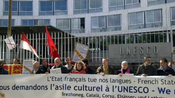 Des défenseurs des langues ''régionales'' rassemblés devant l'UNESCO. Photo: DR