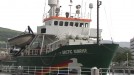 Le bateau de Greenpeace défend à Bilbao la pêche artisanale