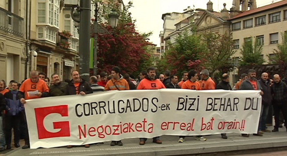 Concentración de los trabajadores de Corrugados Azpeitia en Gasteiz. Foto: EiTB