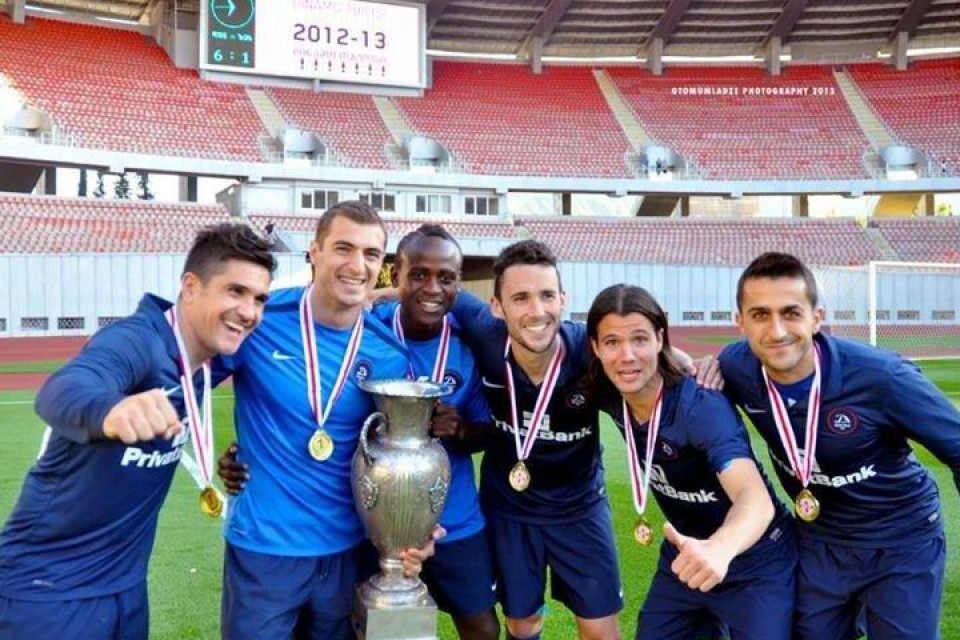 Xisco, Ustaritz, Merebashvili, Mendy, Coto y Mikel Álvaro con el título de Liga. Foto: U.A.
