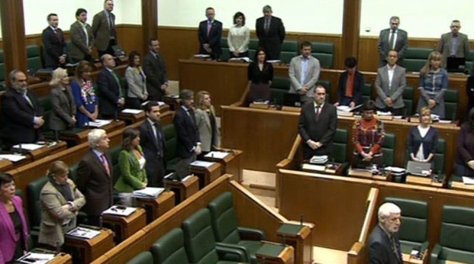Los parlamentarios vascos guardan un minuto de silencio por Amagoia Lazkano. EiTB