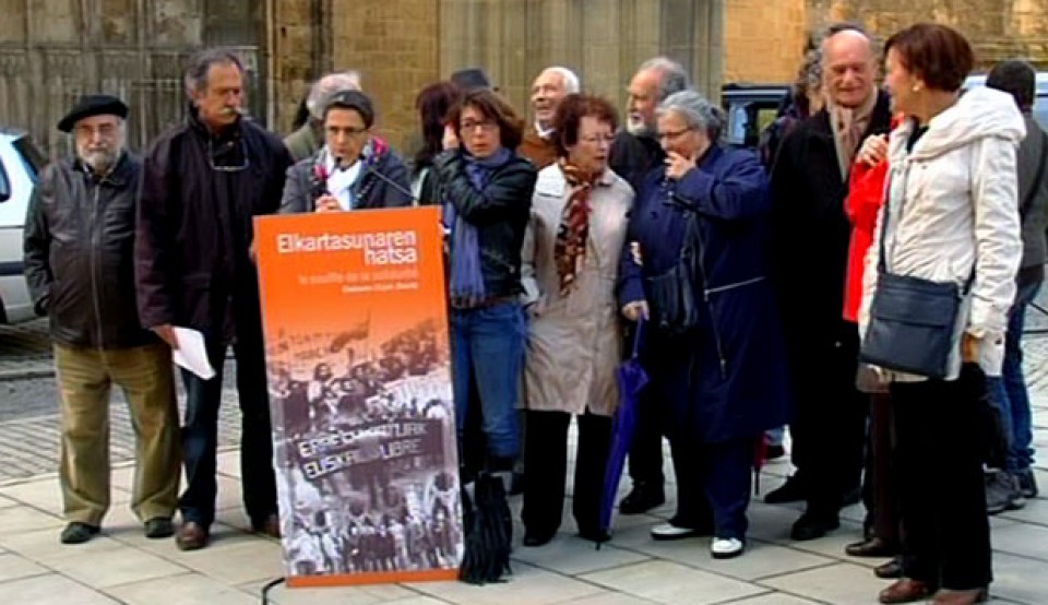 El Colectivos de Exiliados Políticos Vascos ha ofrecido una rueda de prensa en Baiona. Foto: eitbcom