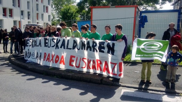 Rassemblement pour le droit de passer le bac en basque. Photo: DR
