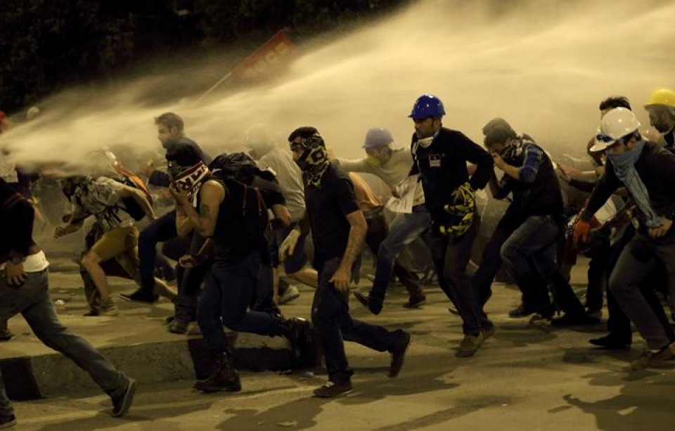 Continúan los enfrentamientos entre manifestantes y policías. Foto: EFE.