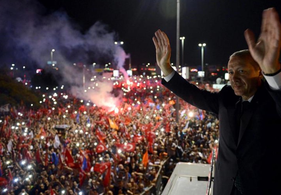 El primer ministro turco, Recep Tayyip Erdogan, saluda a sus seguidores. Foto: EFE.