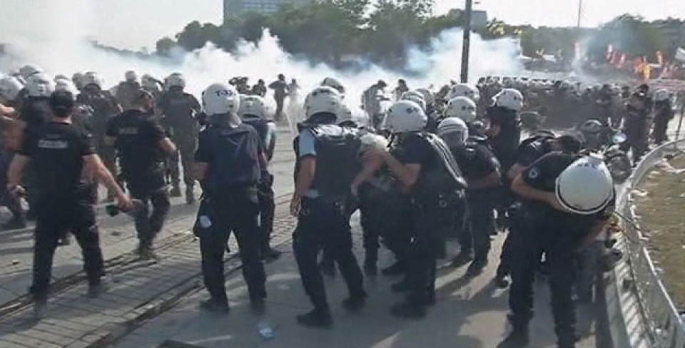 La Policía turca desaloja la plaza Taksim y el parque Gezi. 