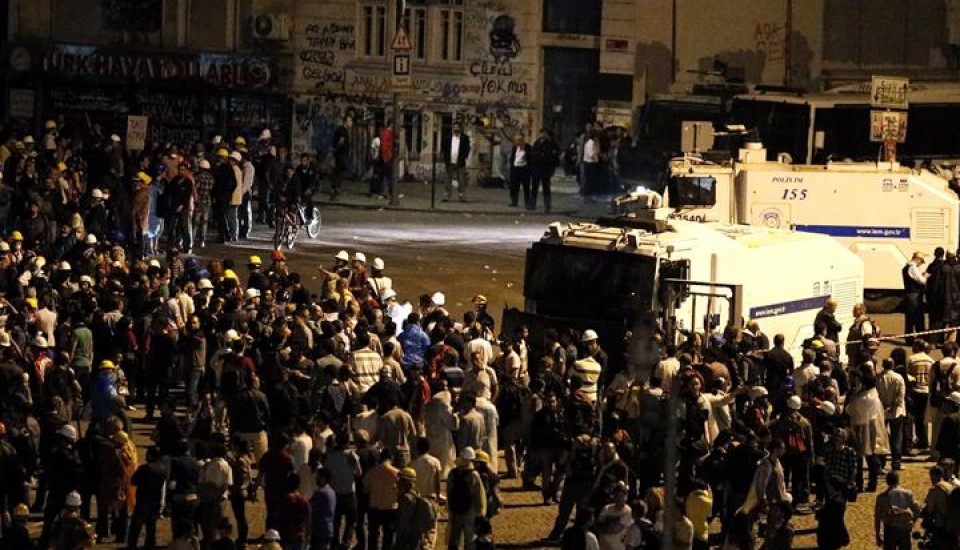 Cientos de personas siguen concentradas en la plaza Taksim. Foto: EFE.