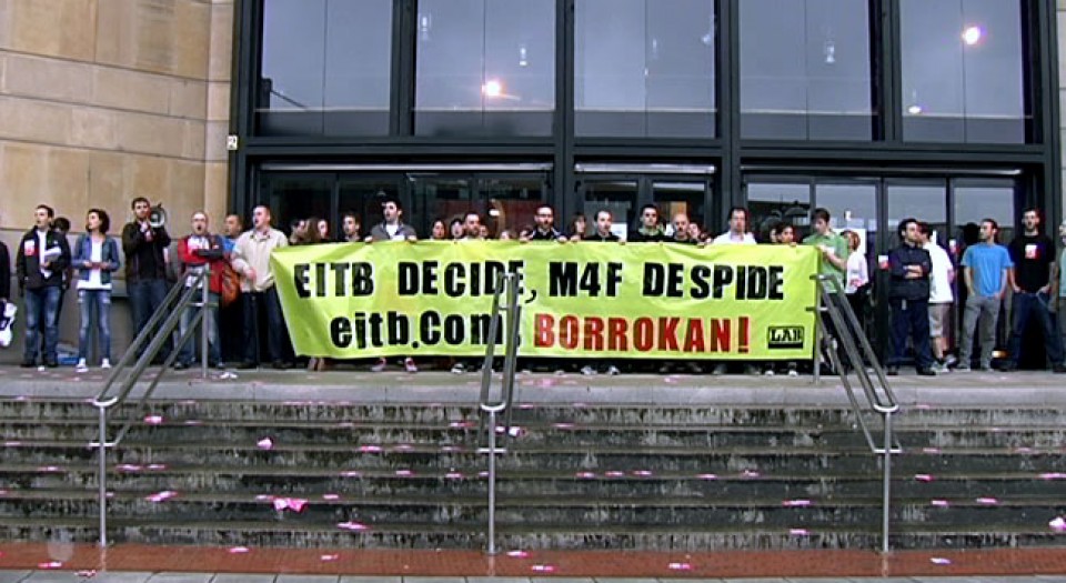 Concentración de los trabajadores de eitb.com ante la sede de EITB. 